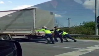 Jandarma arızalanan kamyoneti iterek sürücüye yardım etti