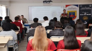 Jandarma ekipleri öğrencileri bilgilendiriyor