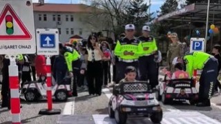 Jandarmadan çocuklara 23 Nisan kutlaması
