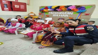 Jandarmadan miniklere bayram sürprizi
