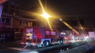 Kadıköyde 4 katlı binada yangın: 2 kişi dumandan etkilendi