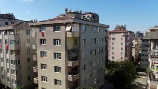 Kadıköyde balkonu çöken bina dron ile görüntülendi