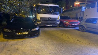 Kadıköyde hatalı park krizi: Vatandaşlar aracı elleriyle taşıdı