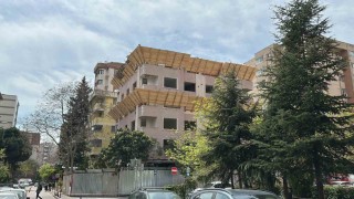 Kadıköyde korkutan kaza: Kepçe operatörü binanın 5inci katından düştü