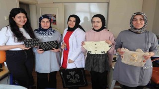 Kadınlar el sanatları kursunda hem sosyalleşiyor hem de öğreniyor