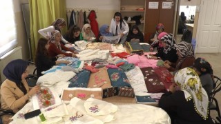 Kadınlar hem meslek öğreniyor hem de aile bütçesine katkı sağlıyor
