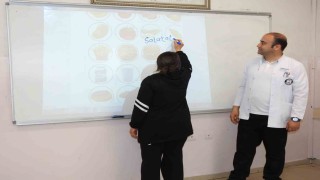 Kadınlar, yıllar sonra okuma-yazma öğrenmenin mutluluğunu yaşıyor