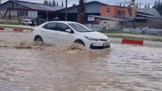 Kadirli'de Sağanak Yağış Hayatı Felç Etti: Araçlar Mahsur Kaldı, Yollar Kapandı