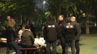 Kağıthanede geceyi dışarıda geçirmek isteyen vatandaşlar çadır kurdu
