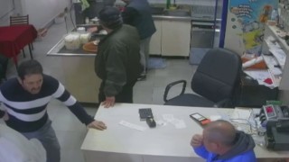 Kalp krizi geçiren vatandaş yardım istemek için kıraathaneye sığındı... O anlar kamerada