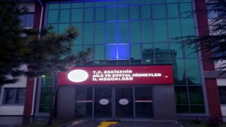 Kamu binaları otizme dikkat çekmek amacıyla mavi ışık ile aydınlatıldı