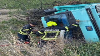 Kamyon devrildi, sürücü yaralı kurtuldu
