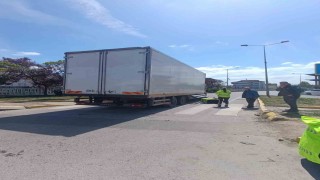 Kamyon ile çarpışan motosikletin sürücüsü yaralandı