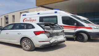 Kamyonet ile otomobil çarpıştı: 3 yaralı