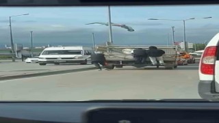 Kamyonetin arkasına tutunarak seyahat ettiler