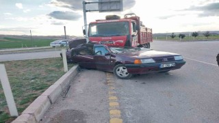 Kamyonla çarpışan otomobil hurdaya döndü: 1i ağır 3 yaralı