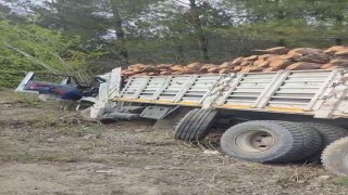 Karabükte odun yüklü tır devrildi: 2 yaralı