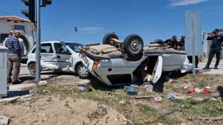 Karamanda çarpışan otomobillerden birisi ters döndü: 2 yaralı