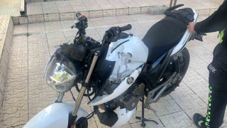 Karamanda minibüsle çarpışan motosiklet evin bahçesinde bulundu: 1 yaralı