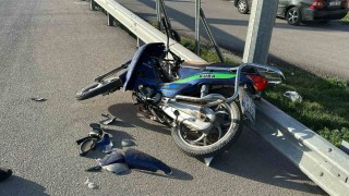 Karamanda motosiklet otomobille çarpıştı: 2 yaralı