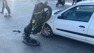 Karamanda otomobille çarpışan motosiklet sürücüsü yaralandı