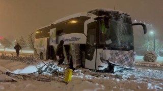 Karda kayan yolcu otobüsü aydınlatma direğine çarptı: 2 yaralı