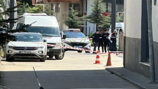 Kardeşini hastane önünde silahla yaraladı