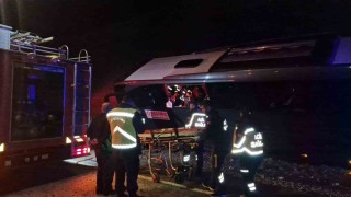 Karnavaldan dönen vatandaşları taşıyan otobüs yan yattı: 23 yaralı