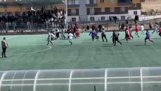 Karsta futbol sahası, savaş alanına döndü