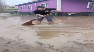 Karsta sel: Evleri su bastı
