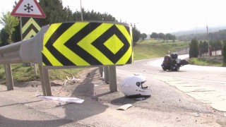 Kartalda emniyet şeridine yanaşan otomobil ile motosiklet çarpıştı:1 ağır yaralı