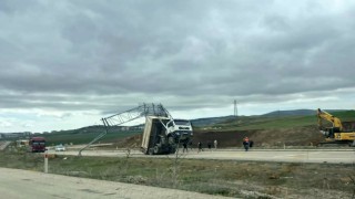 Kasası yön tabelasına takılan kamyon şaha kalktı