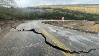 Kastamonuda heyelan sebebiyle yol çöktü