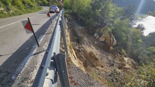 Kastamonuda heyelanlar sahil yolunda tehlike oluşturuyor