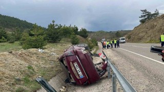 Kastamonuda virajı alamayan otomobil şarampole devrildi: 3 yaralı
