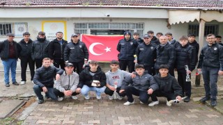 Kavga ihbarına giden polislere öğrencilerden sürpriz kutlama