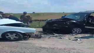 Kavşakta 2 otomobil çarpıştı: 1 ölü, 1 yaralı