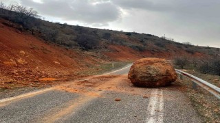 Kaya parçasının düştüğü yol ekipler tarafından temizlendi