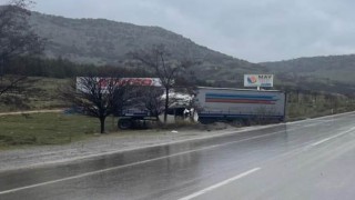Kayarak kontrolden çıkan tırın sürücüsü yaralandı