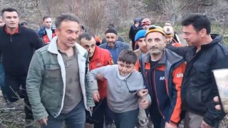 Kaybolan 9 yaşındaki çocuk 12 saatlik çalışmanın ardından ormanda bulundu