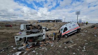 Kayseride ambulans ile kamyonet çarpıştı: 6 yaralı