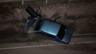 Kaza yapan otomobilin sürücüsü, yaralıları bırakıp ortadan kayboldu