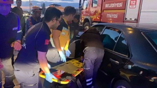 Kazada yaralanan baba, ağlayan oğlunun elini tutarak sakinleştirdi