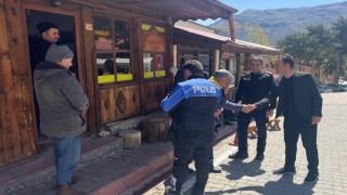 Kemaliyede polis ekipleri vatandaşlar için sahada