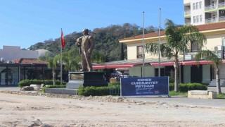 Kemer Cumhuriyet Meydanı turizm sezonuna hazırlanıyor