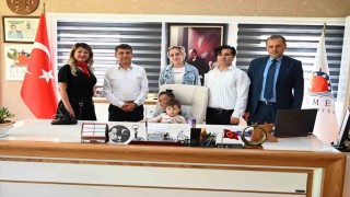 Kemerde belediye başkan koltuğu 1 günlüğüne minik Egenin oldu
