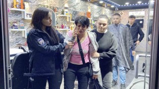 Kendisine yardımcı olmak isteyen polisi itip, Köpek gibi bekliyorlar diye şikayet etti