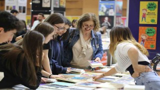 Kepez Kitap Fuarına kitapseverlerin ilgisi sürüyor