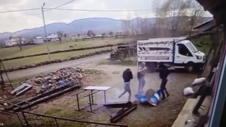 Kesmek istedikleri varil patlayınca neye uğradıklarını şaşırdılar: Patlama anı kamerada