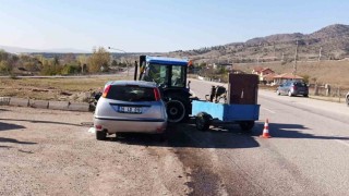 Kırıkkalede otomobil ile traktör çarpıştı: 3 jandarma yaralı